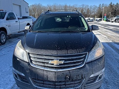 Used 2017 Chevrolet Traverse LT w/ Style and Technology Package image 3