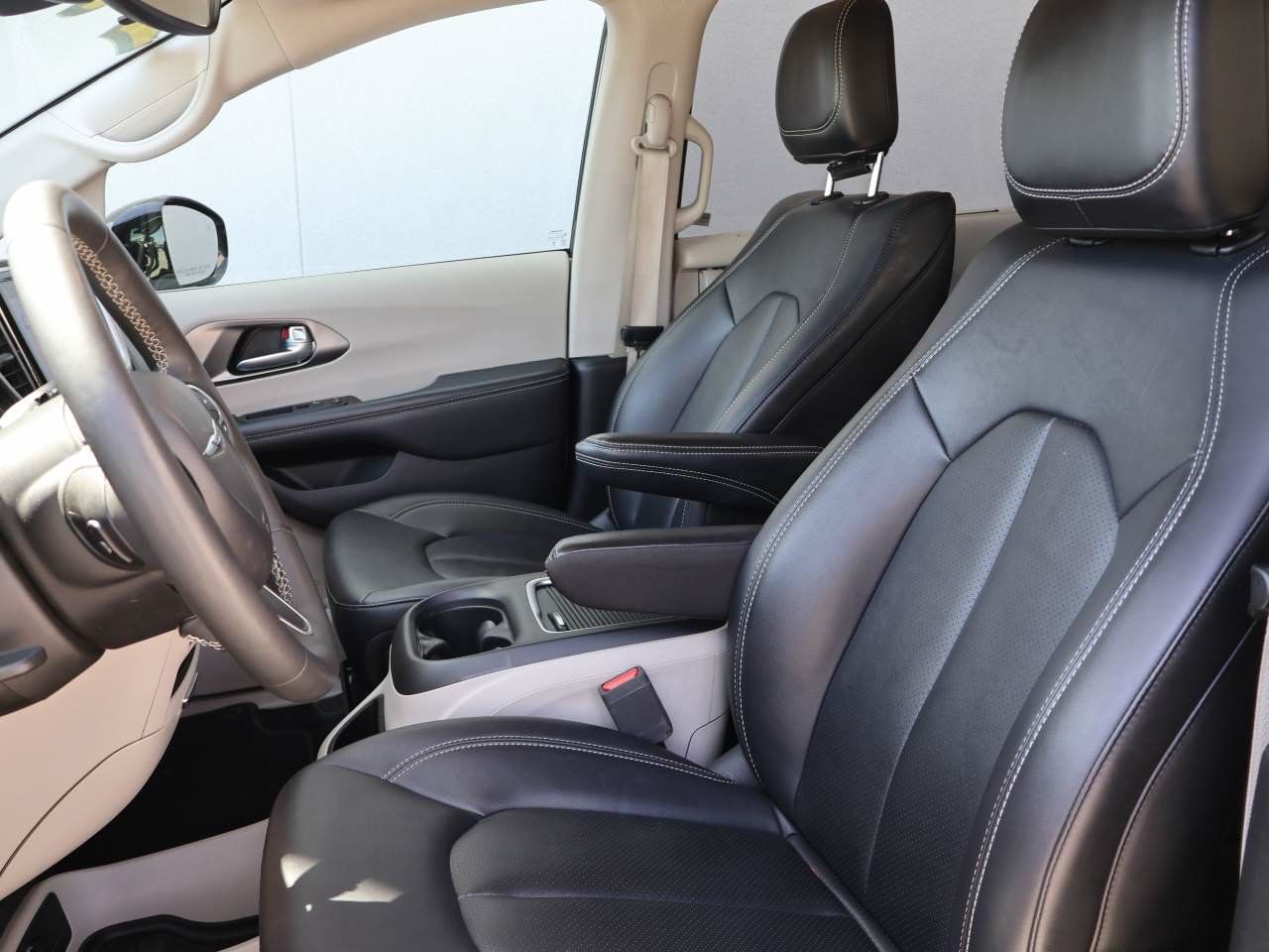Used 2024 Chrysler Pacifica Touring-L FWD image 9
