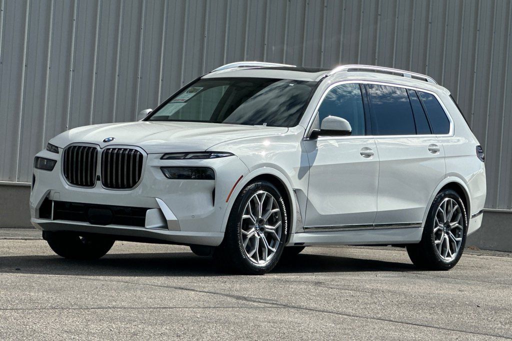 Used 2025 BMW X7 xDrive40i AWD/4WD image 11