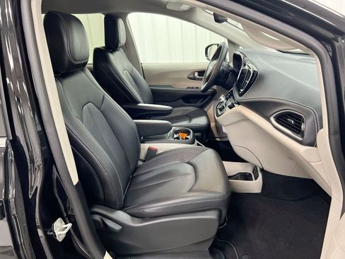 Used 2024 Chrysler Pacifica Touring-L image 21