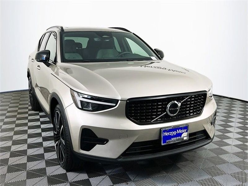 Certified 2024 Volvo XC40 B5 Core image 1