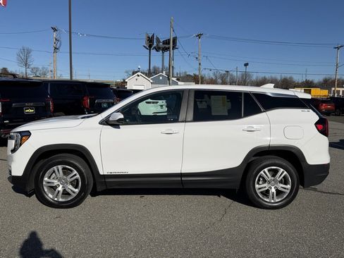 Used 2024 GMC Terrain SLE image 2