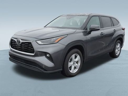 Used 2024 Toyota Highlander LE image 3