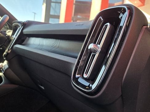 Used 2023 Volvo XC40 Recharge Ultimate image 25