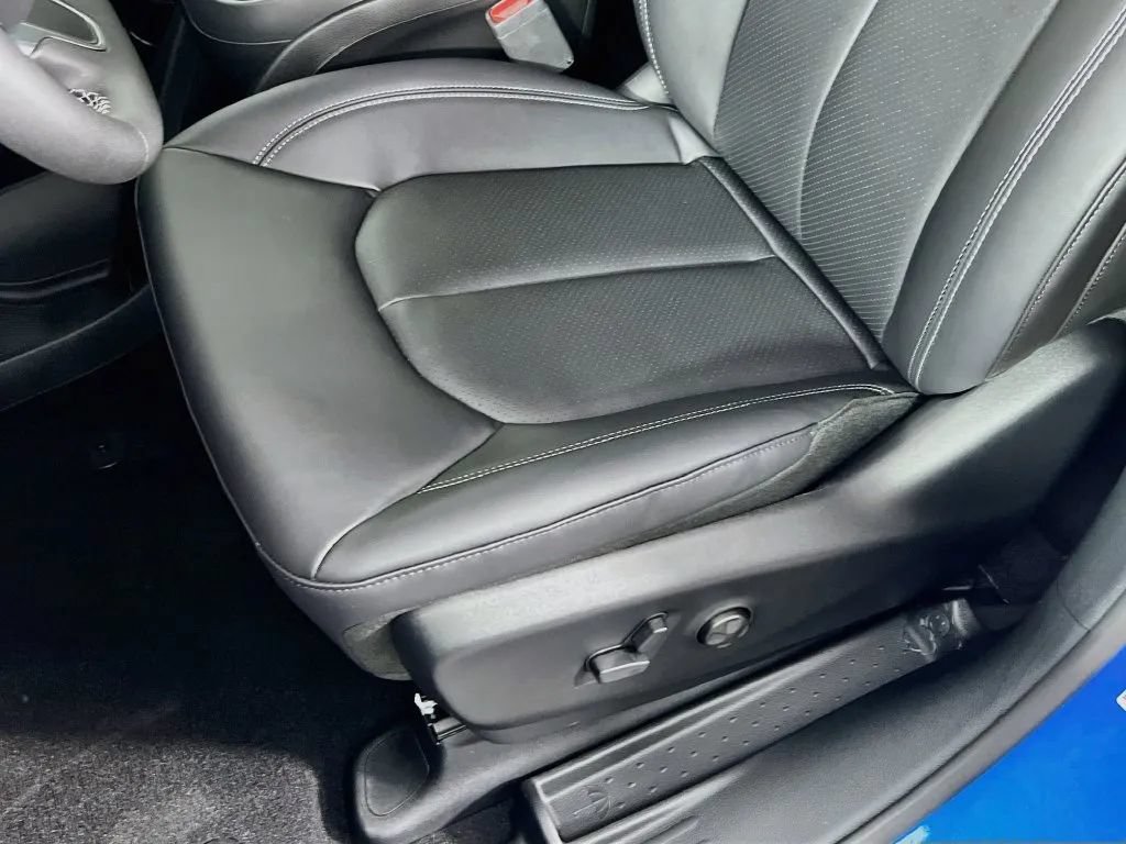 New 2027 Chrysler Pacifica Select FWD image 19