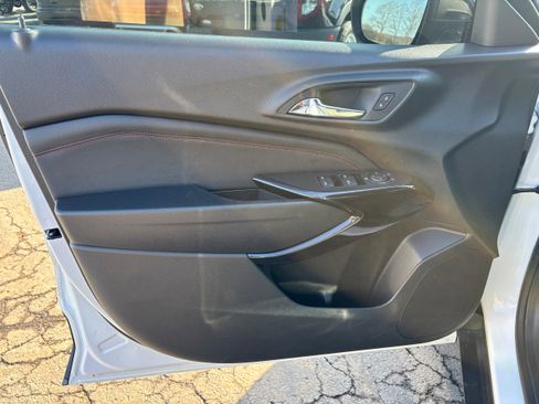 Used 2024 Chevrolet Trax RS w/ Sunroof Package image 9