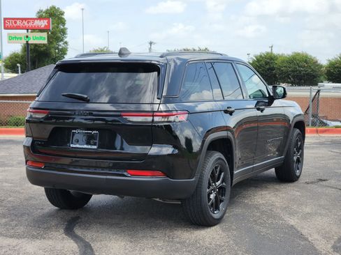 Used 2024 Jeep Grand Cherokee Altitude AWD/4WD image 6