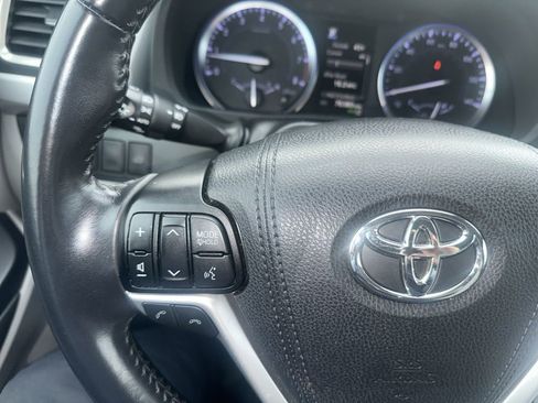 Used 2019 Toyota Highlander XLE image 16