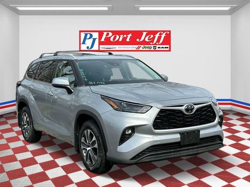 Used 2022 Toyota Highlander XLE image 3