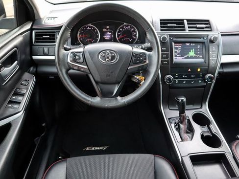 Used 2017 Toyota Camry SE image 4