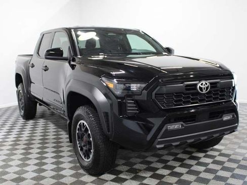 Certified 2025 Toyota Tacoma TRD Off-Road AWD/4WD image 8