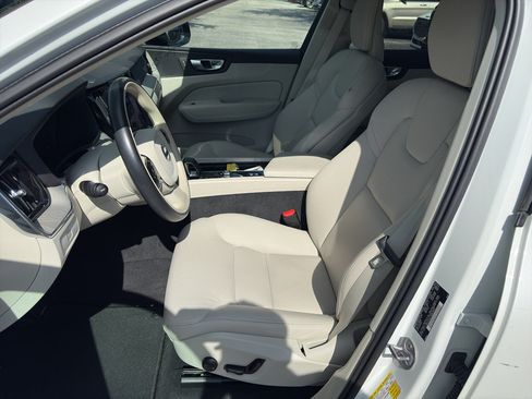 Used 2024 Volvo XC60 B5 Plus AWD/4WD image 4