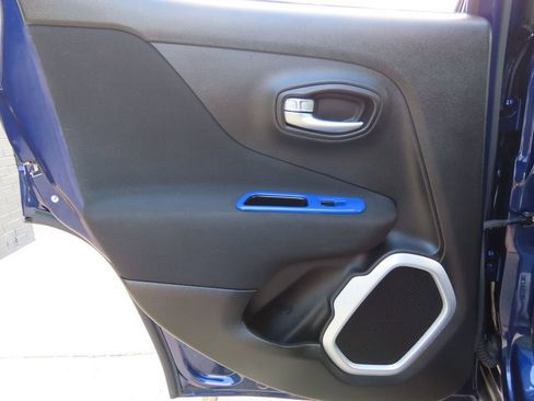 Used 2018 Jeep Renegade Latitude w/ UConnect 8.4 Nav Group FWD image 22