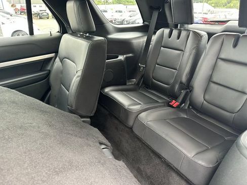 Used 2017 Ford Explorer XLT w/ Equipment Group 202A AWD/4WD image 20