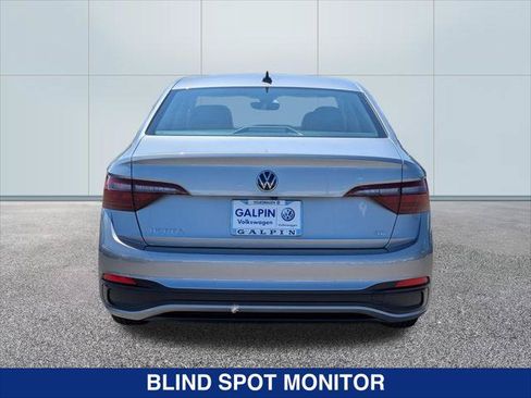 Used 2023 Volkswagen Jetta SE w/ Panoramic Sunroof Package FWD image 4