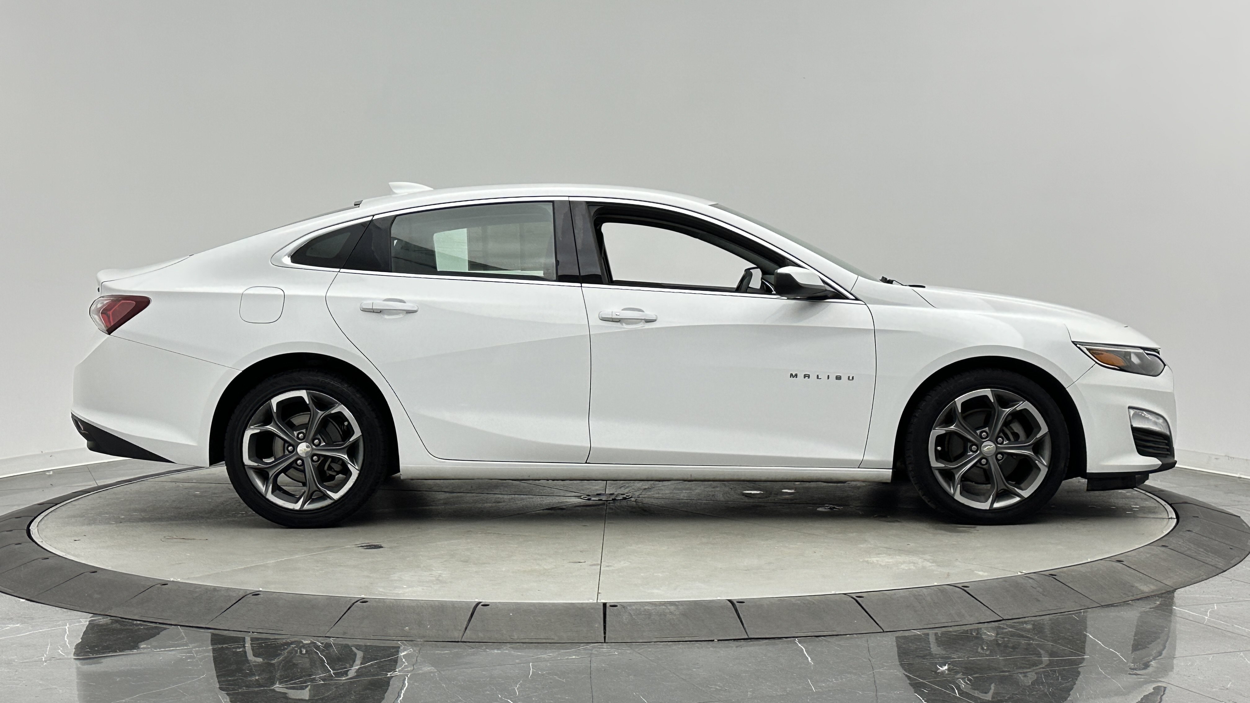 Used 2021 Chevrolet Malibu LT FWD image 8