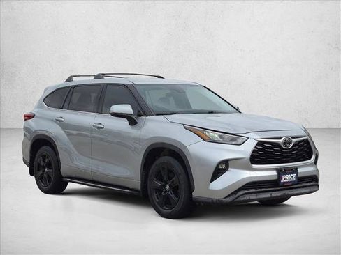 Used 2020 Toyota Highlander LE FWD image 3
