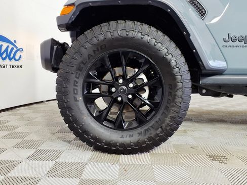 Used 2025 Jeep Gladiator Sport AWD/4WD image 8