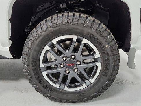 Used 2025 Toyota Tacoma TRD Sport w/ TRD Sport Upgrade Package image 5