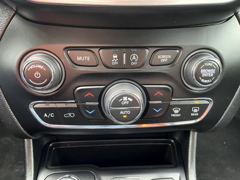 Used 2022 Jeep Cherokee Latitude Lux w/ Mopar Interior Package image 19