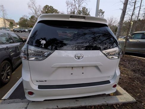 Used 2015 Toyota Sienna SE image 6