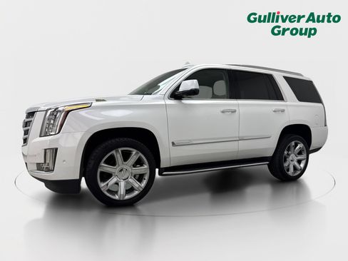 Used 2018 Cadillac Escalade Luxury RWD image 2