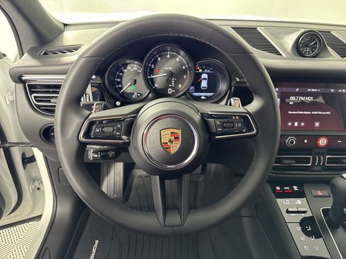Certified 2025 Porsche Macan image 16