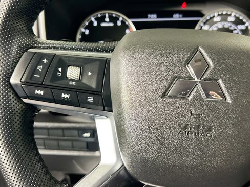 Used 2023 Mitsubishi Outlander SE image 16