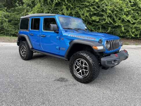 Used 2025 Jeep Wrangler Unlimited Rubicon w/ Convenience Group AWD/4WD image 2