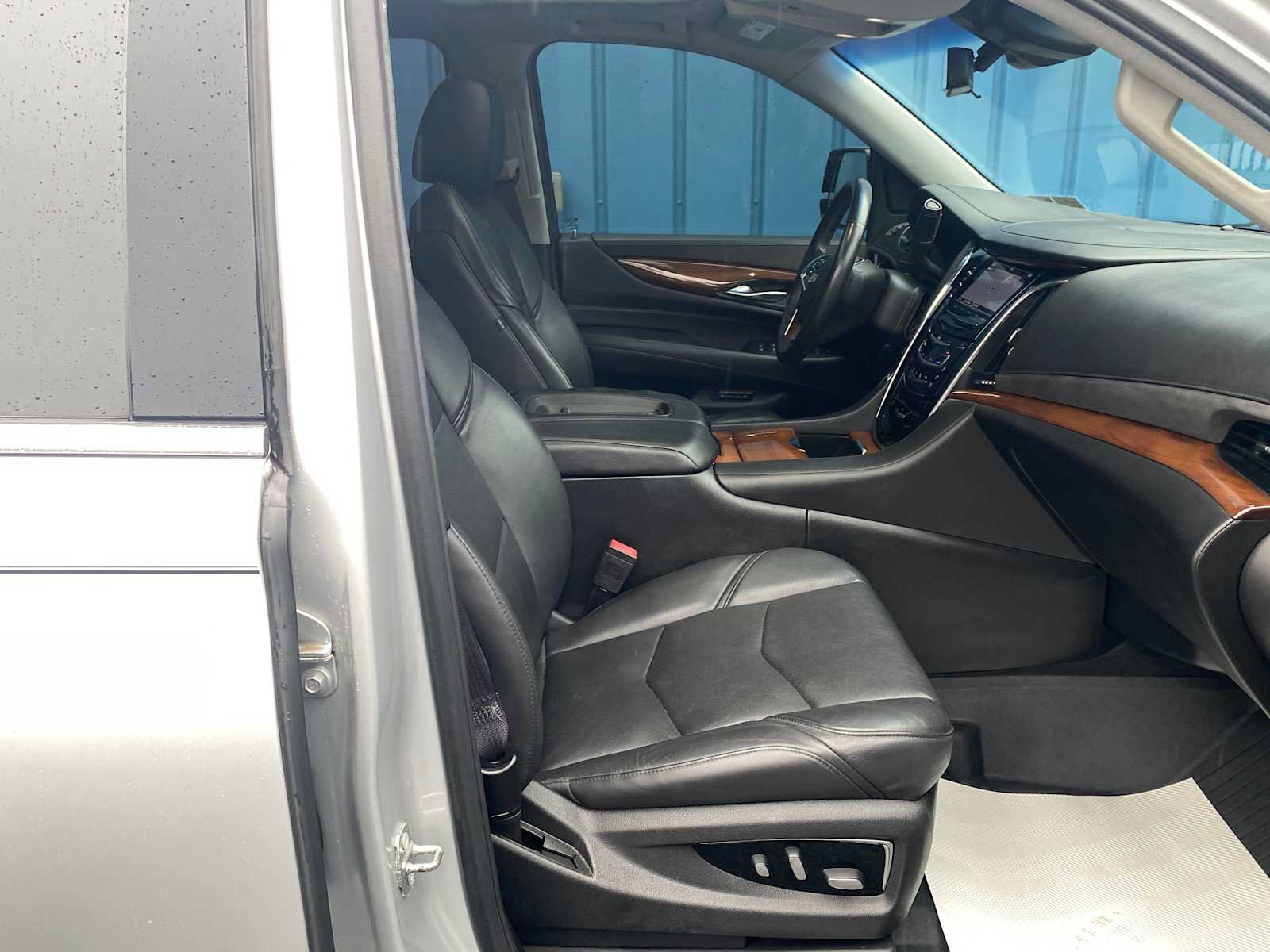 Used 2017 Cadillac Escalade Luxury AWD/4WD image 30