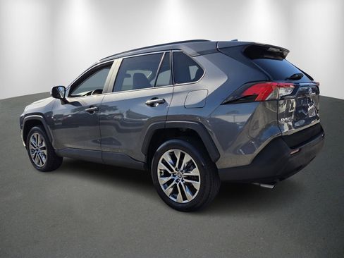 Used 2020 Toyota RAV4 XLE Premium image 5