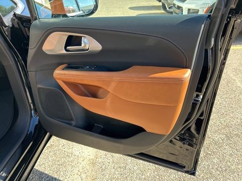 Used 2026 Chrysler Pacifica Pinnacle image 40