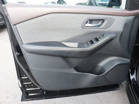 Used 2023 Nissan Rogue SV image 9