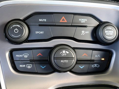 Used 2019 Dodge Challenger SXT image 22