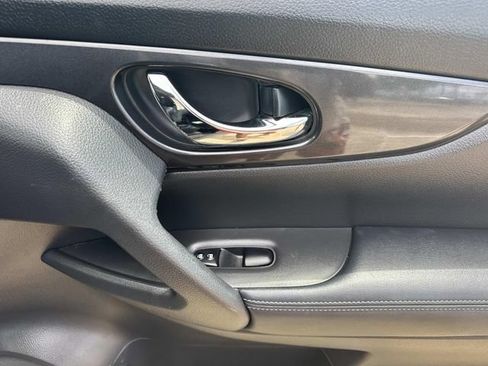 Used 2020 Nissan Rogue SV FWD image 19