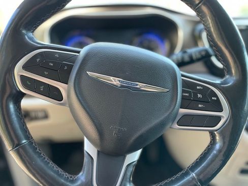Used 2019 Chrysler Pacifica Touring-L image 13