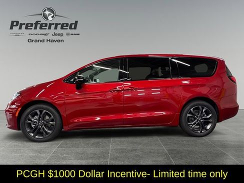 New 2026 Chrysler Pacifica Select image 8