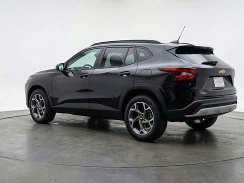 Used 2025 Chevrolet Trax LT w/ LT Convenience Package image 6