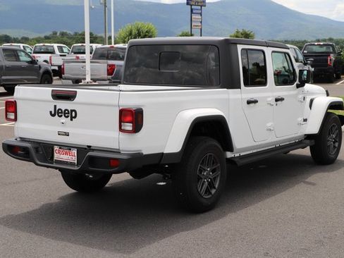 Used 2024 Jeep Gladiator Sport image 6