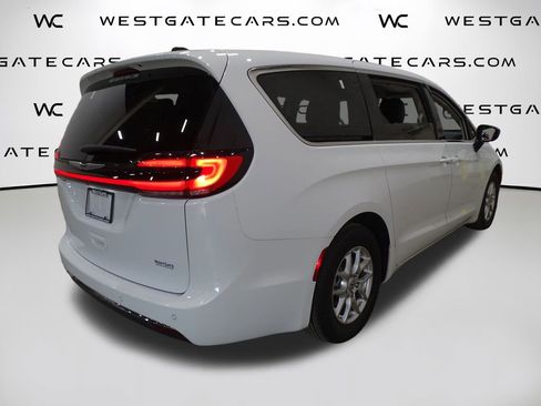 Used 2024 Chrysler Pacifica Touring-L image 43