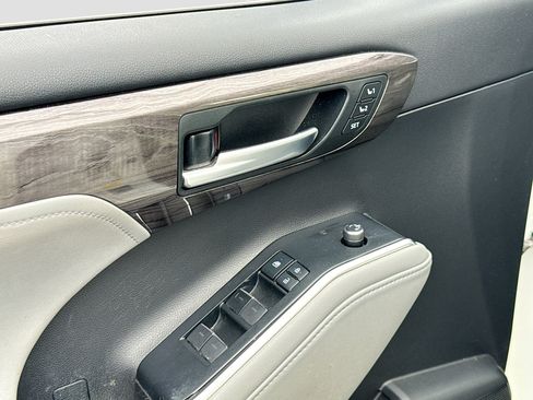 Used 2020 Toyota Highlander Limited FWD image 8