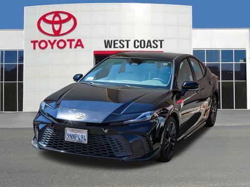 Certified 2025 Toyota Camry SE FWD image 1