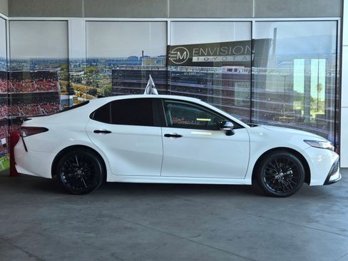 Certified 2022 Toyota Camry SE w/ Carpet Mat Package (TMS) image 4