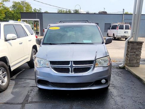 Used 2017 Dodge Grand Caravan SXT image 3