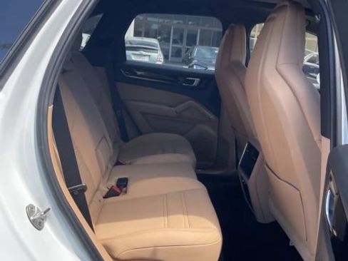 Used 2023 Porsche Cayenne AWD/4WD image 12