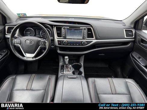 Used 2019 Toyota Highlander SE image 12