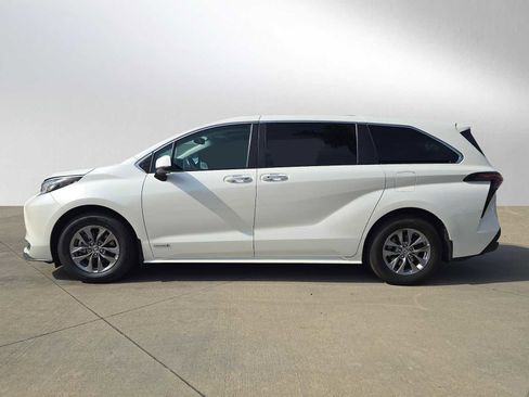 Used 2021 Toyota Sienna XLE AWD/4WD image 6