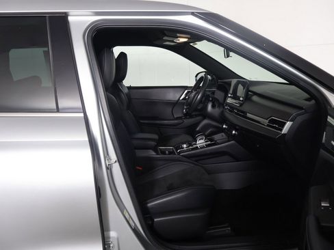 Used 2023 Mitsubishi Outlander SE image 32