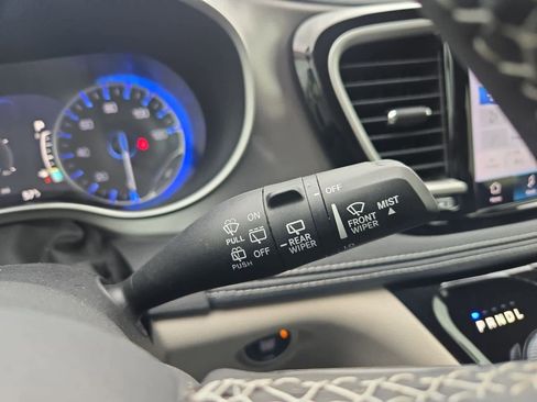 Used 2023 Chrysler Pacifica Touring-L image 25