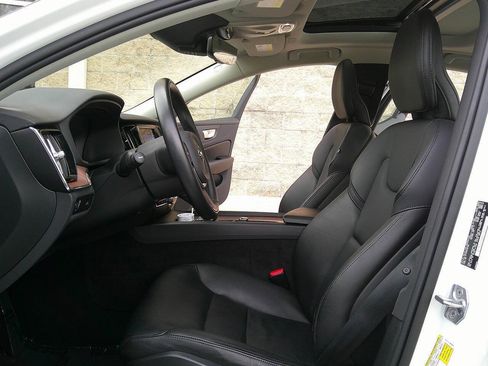 Used 2022 Volvo S60 B5 Momentum AWD/4WD image 9